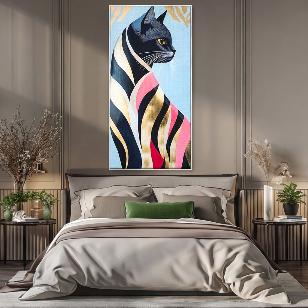 Tablou canvas cu tablou canvas cu pisica neagra stilizata, in rama de aluminiu argintiu, pe perete intr-un dormitor